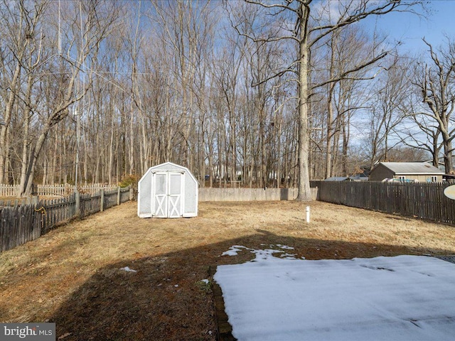 view of yard featuring a storage shed