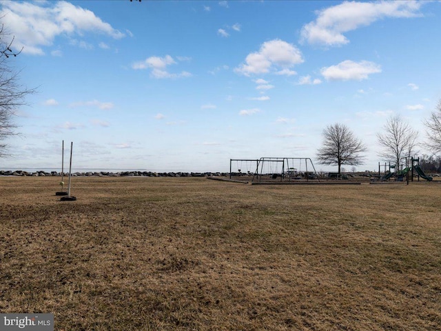 view of yard featuring a rural view