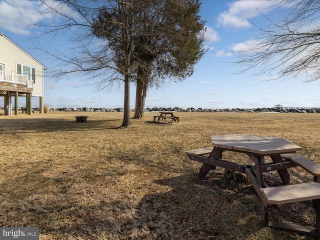 view of yard featuring a rural view