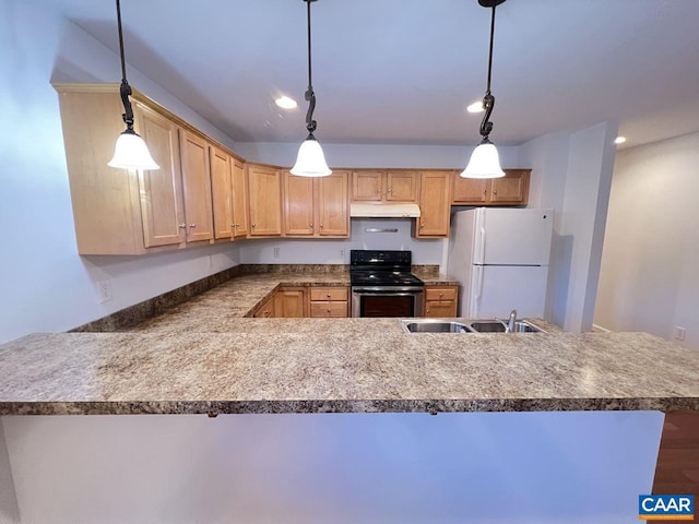 kitchen featuring sink, stainless steel electric range, white refrigerator, kitchen peninsula, and pendant lighting