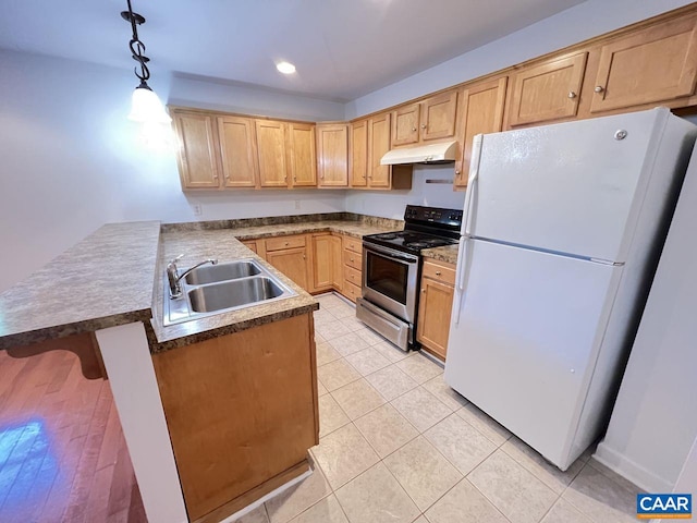 kitchen with decorative light fixtures, sink, white refrigerator, electric range, and kitchen peninsula