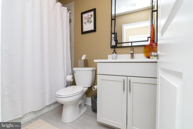 full bathroom featuring shower / tub combo with curtain, vanity, and toilet