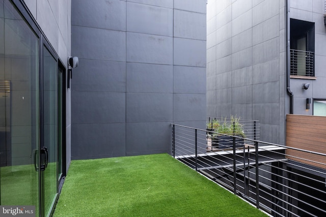 view of yard featuring a balcony