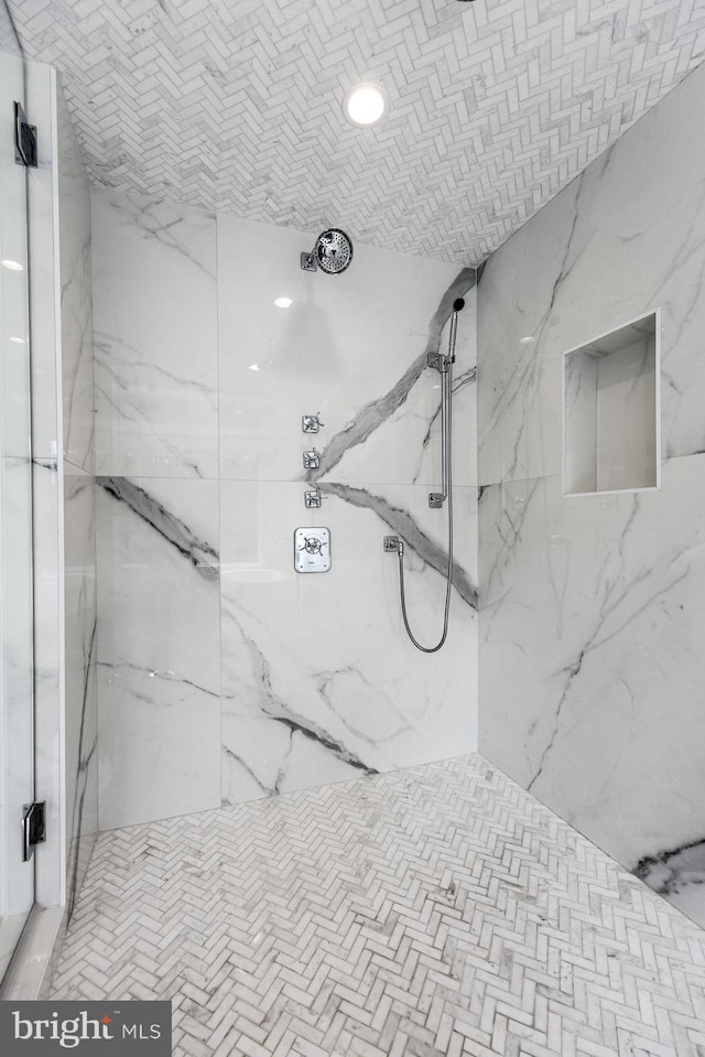 bathroom featuring a tile shower