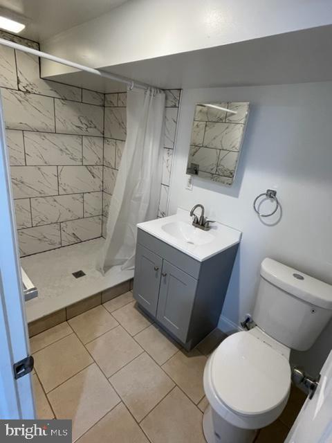 bathroom with vanity, toilet, and a shower with shower curtain