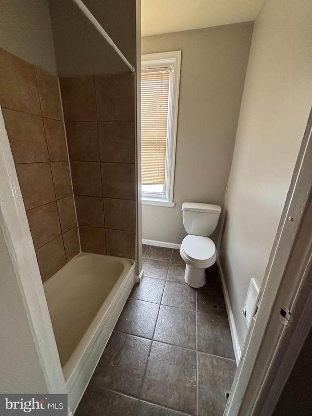 1904 E Orleans St, Philadelphia, PA 19134 - bathroom with toilet, baseboards, a tile shower, and tile patterned floors