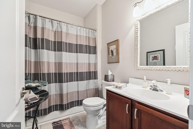 bathroom with a shower with curtain, vanity, and toilet