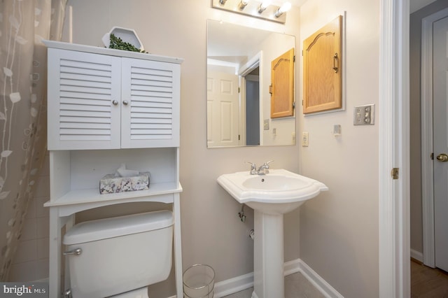 bathroom featuring sink and toilet