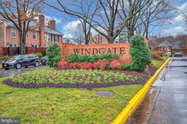 community / neighborhood sign featuring a lawn