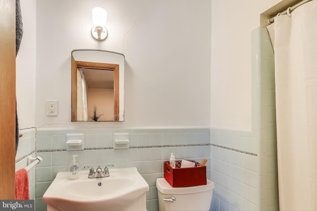 bathroom featuring toilet and sink