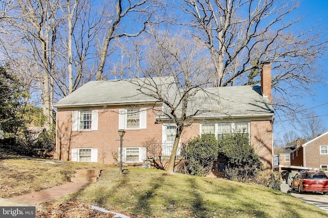 view of front of property with a front lawn