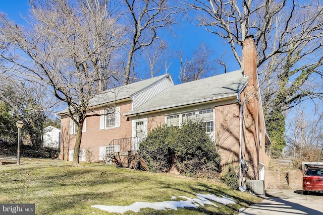 view of front facade with a front lawn