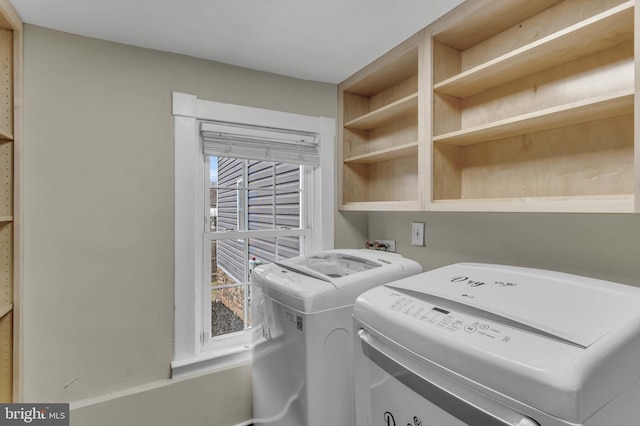 washroom featuring a wealth of natural light and independent washer and dryer