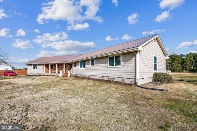 view of front of home featuring covered porch and a front lawn