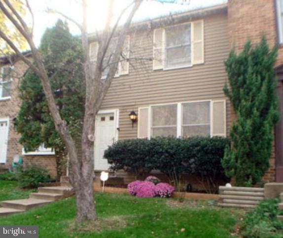 view of front of house featuring a front lawn