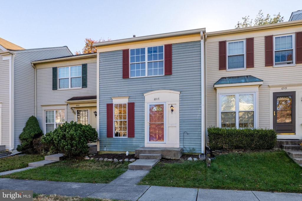 multi unit property featuring a front yard