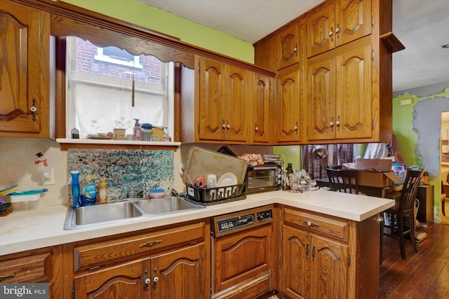 kitchen featuring tasteful backsplash, dark hardwood / wood-style floors, sink, and kitchen peninsula