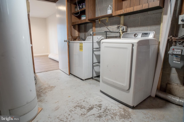 laundry area with washer and clothes dryer and water heater