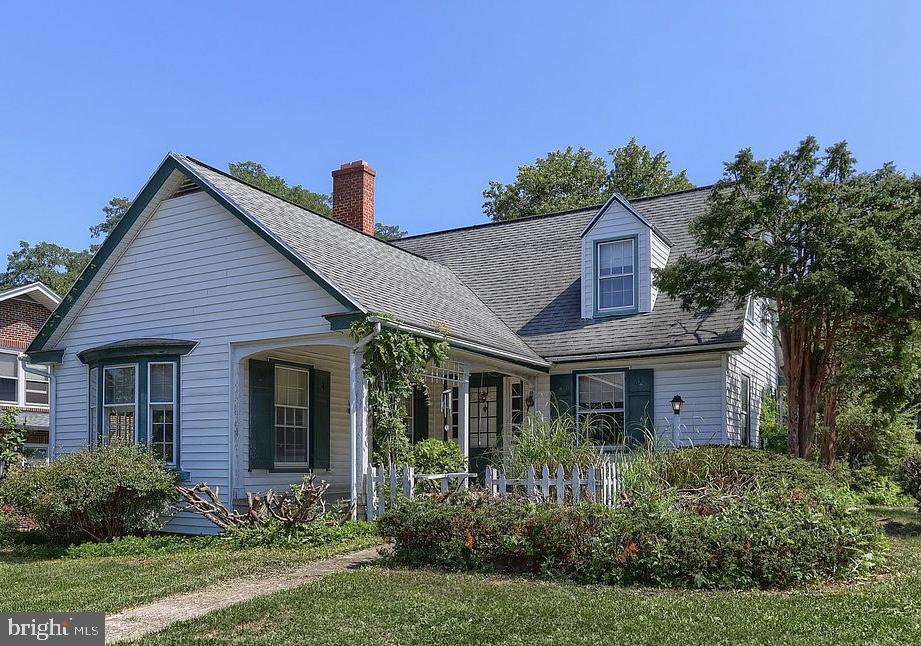 view of front of property featuring a porch