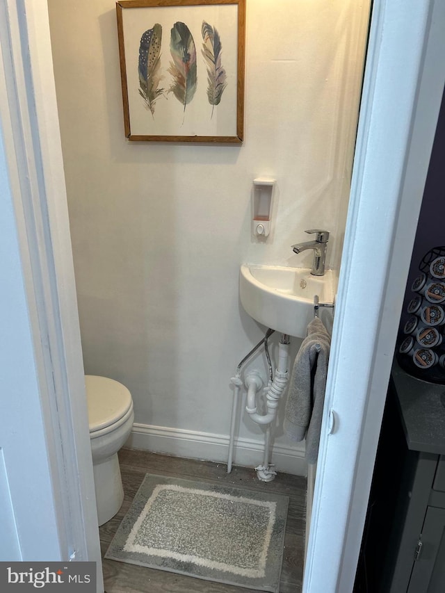 bathroom featuring toilet and sink