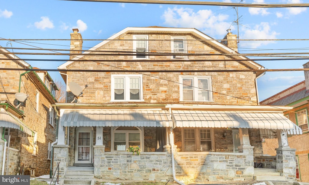 view of front of property featuring a porch