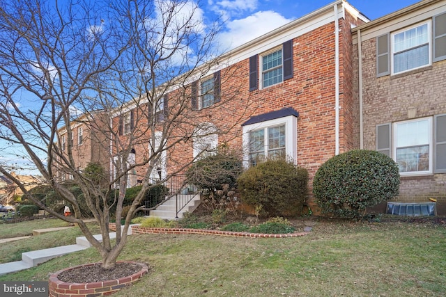 view of front of property featuring a front lawn