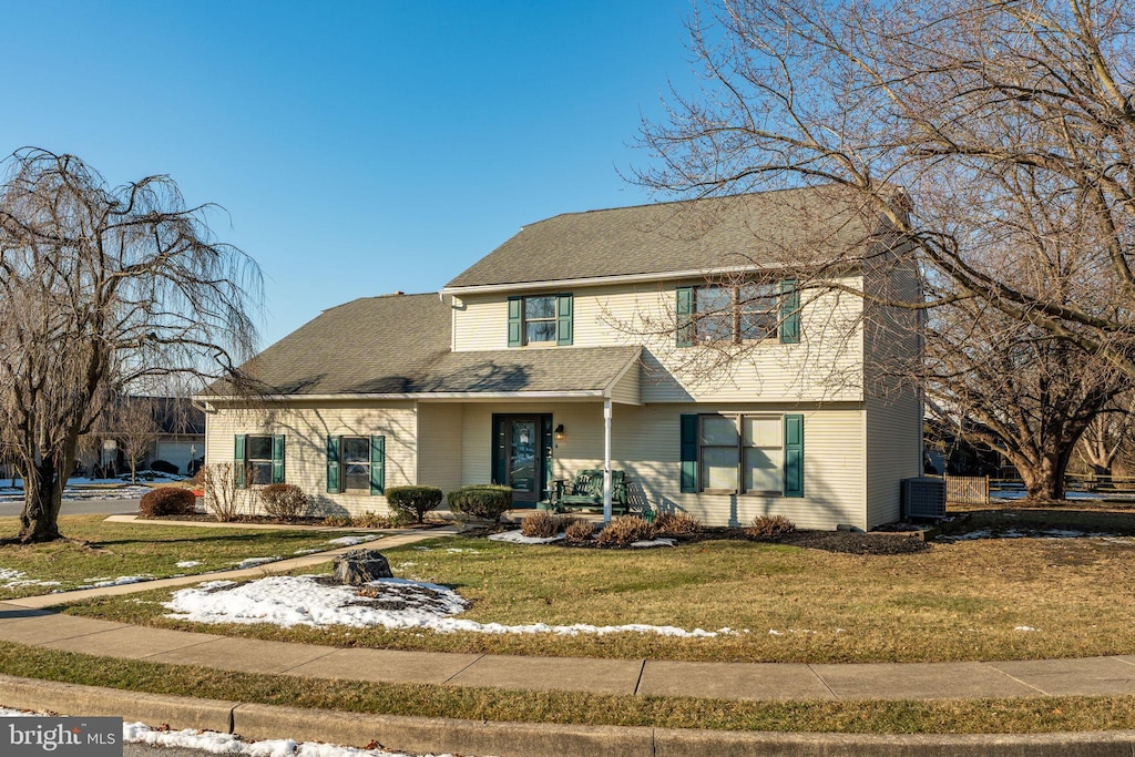 view of front of home featuring a front yard