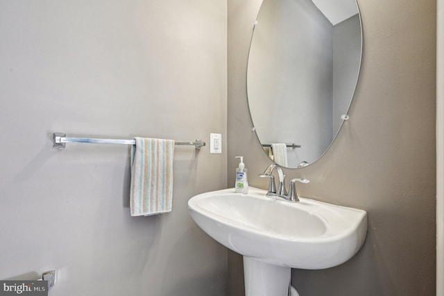 bathroom featuring sink