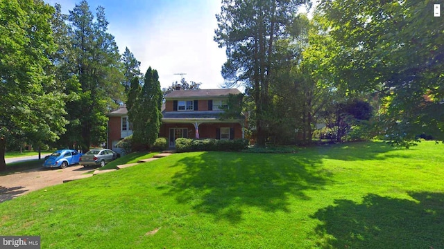 view of front of home featuring a front yard