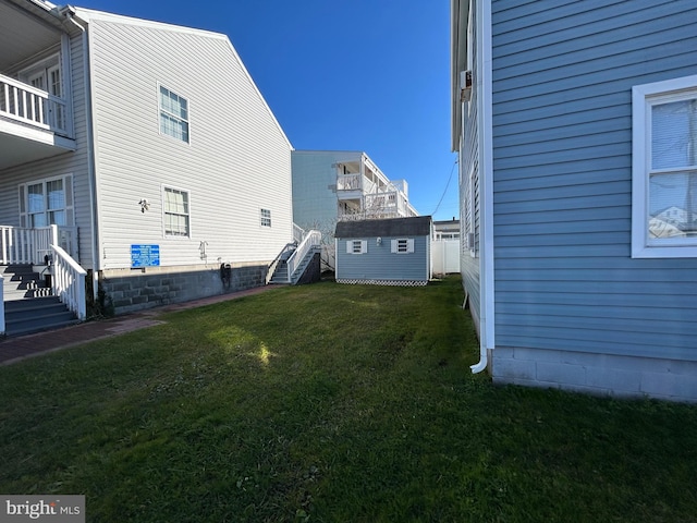 view of yard featuring a storage shed