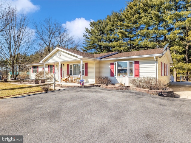 single story home with driveway