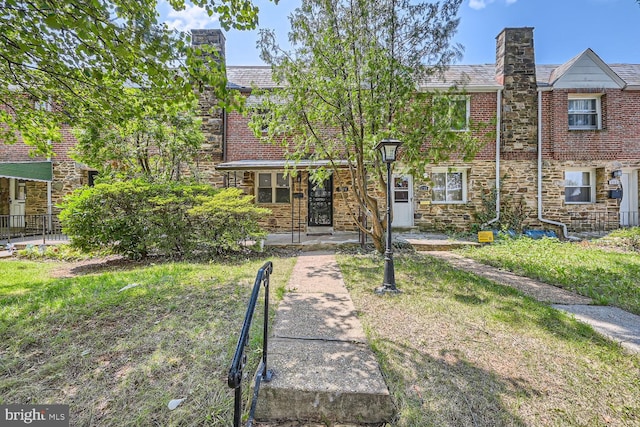 view of front of house with a front lawn