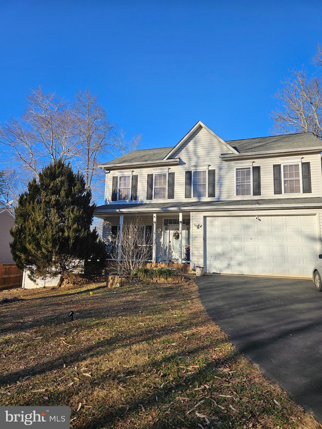 view of front facade featuring a garage and a porch