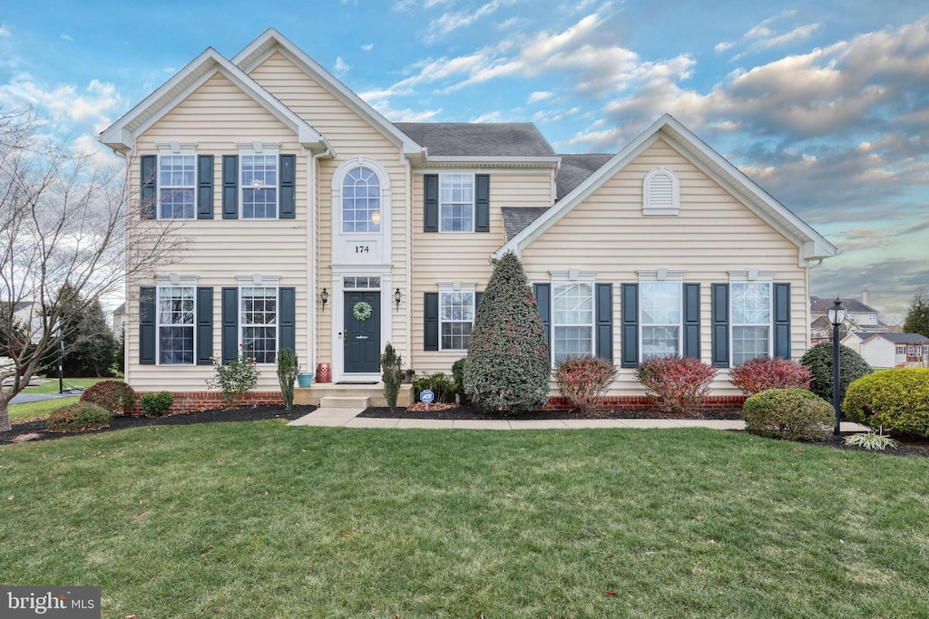 view of front of house featuring a front lawn