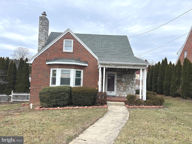 view of front of property featuring a front yard