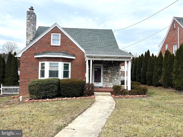 view of front of property featuring a front lawn