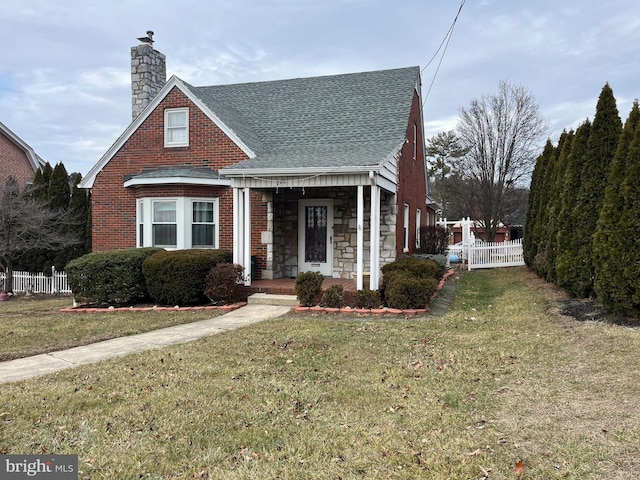 view of front facade featuring a front yard