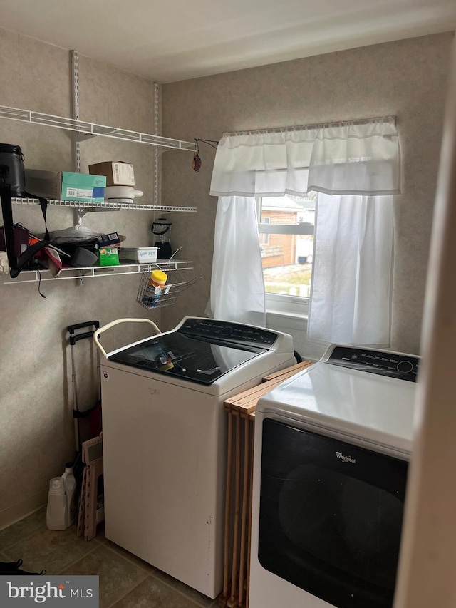 laundry area with tile patterned flooring and washing machine and dryer