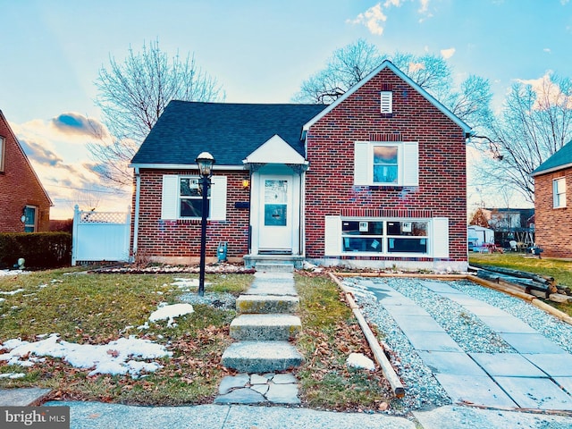 view of front facade featuring a front lawn