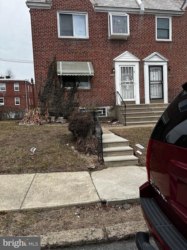 view of front facade featuring brick siding