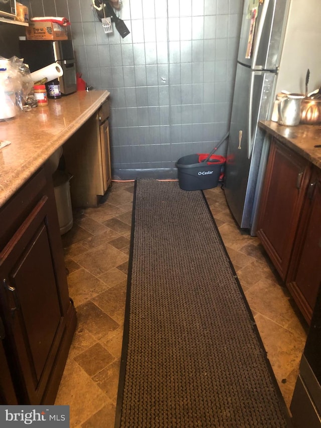 bathroom featuring tile walls