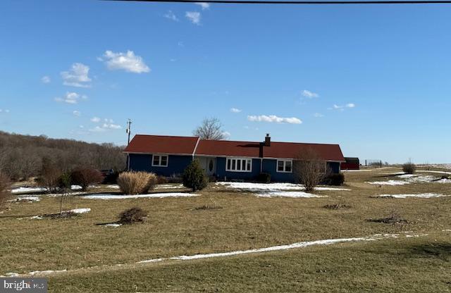 view of front of property featuring a front lawn