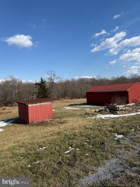 view of yard with an outbuilding