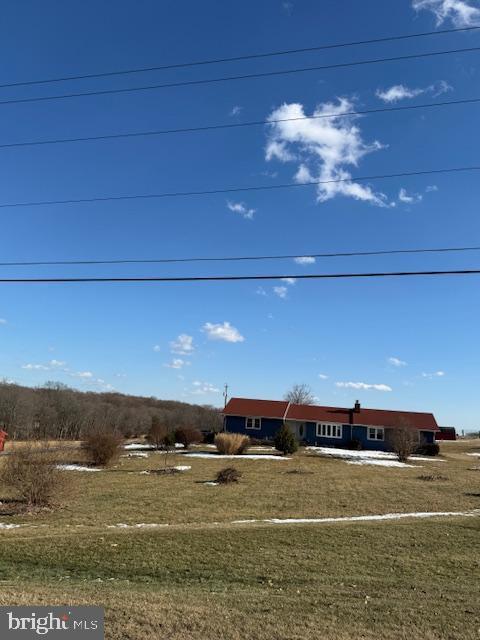 view of front of house with a front lawn