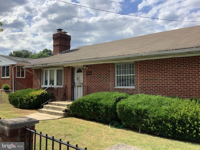 single story home with a front yard