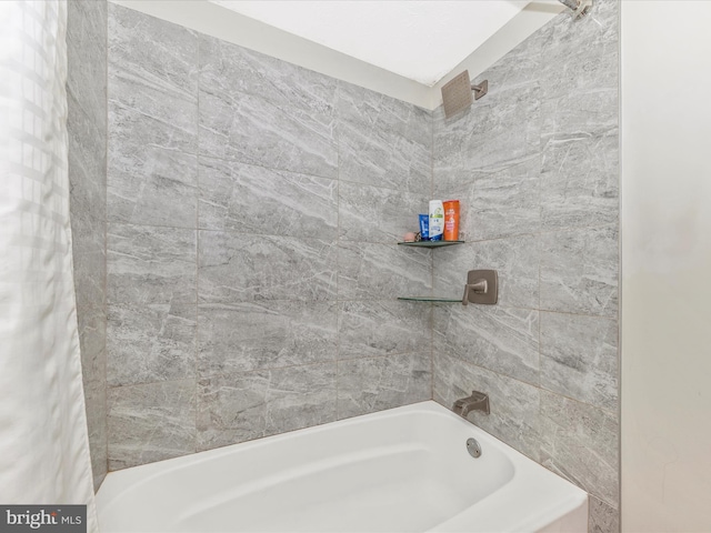 bathroom featuring tiled shower / bath