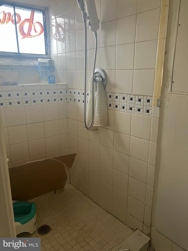 bathroom with a tile shower