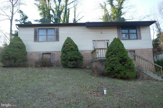 view of front of property with a front lawn