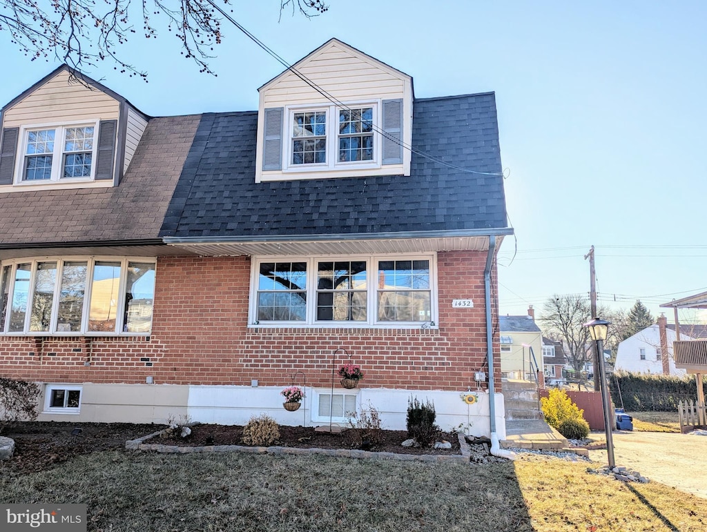 view of front of house featuring a front lawn