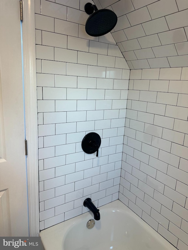 bathroom with tiled shower / bath combo